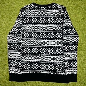 Classic/Club Black & white patterned sweater Size 14/16